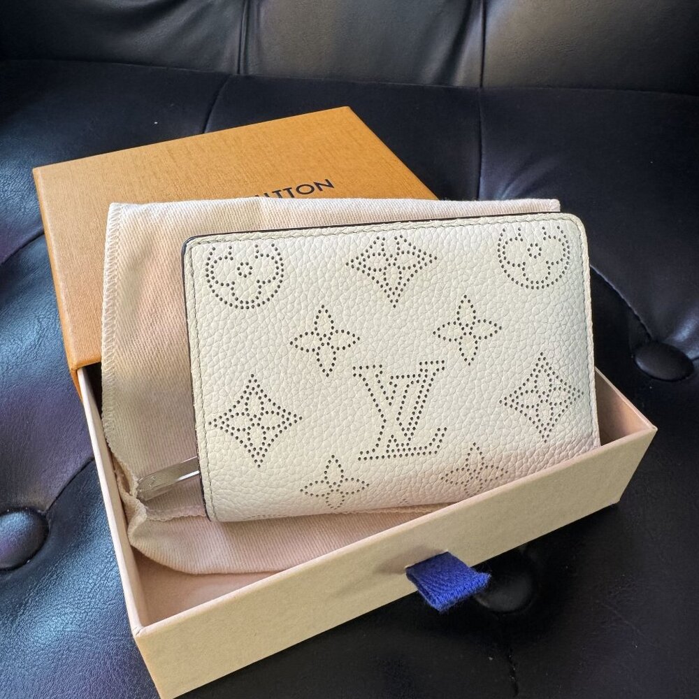 LOUIS VUITTON Clea Mahina Wallet RARE Lilac Interior